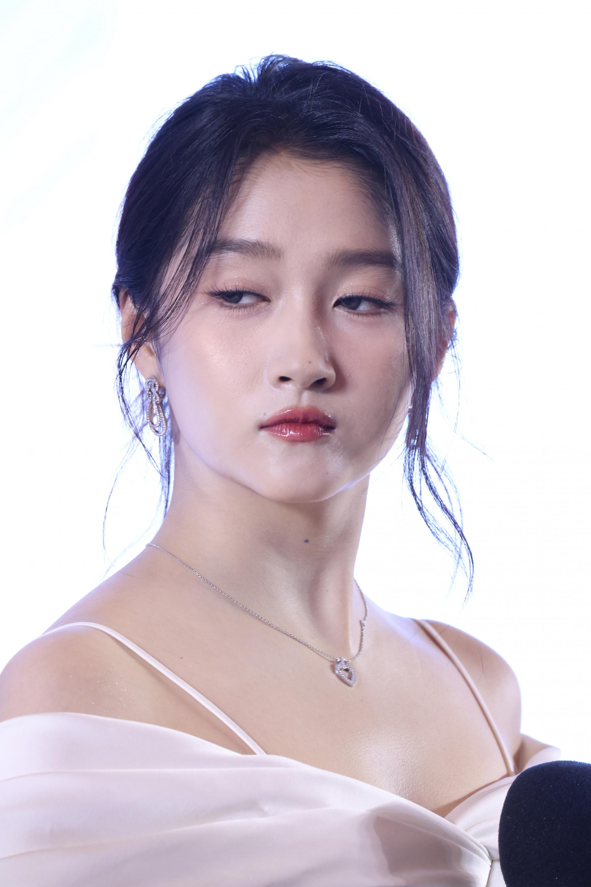 关晓彤现场侧脸头部正面生图照[9]